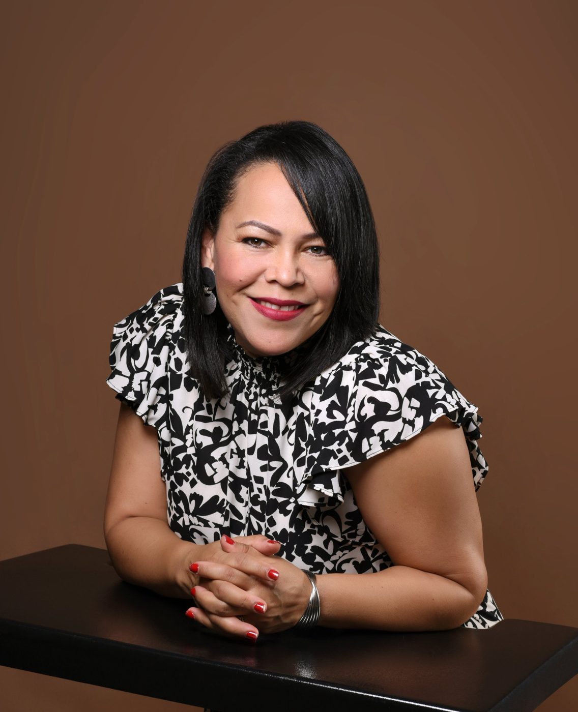 Marisol Brooks en su mesa de trabajo